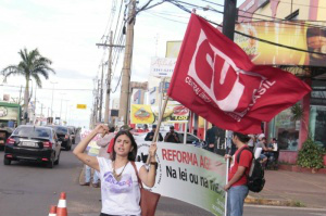 Pessoal também protesta na esquina com a Avenida Zahran (Foto: Alan Nantes)