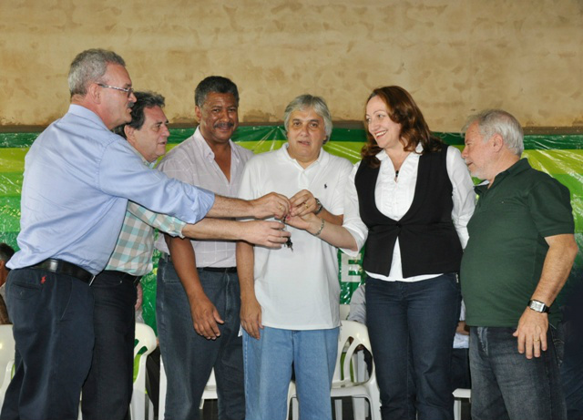 14 cidades de MS recebem máquinas retroescavadeiras, Amambai é uma delas Geraldo Resende, prefeitos e membros da bancada federal participaram, ano passado, de entrega de máquinas para 40 municípios do Estado.