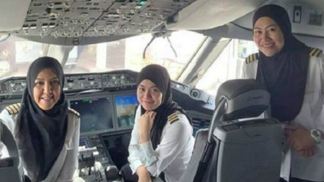 Histórico voo comandado por mulheres pousa na Arábia Saudita A capitã Sharifah (à esquerda) comandou o histórico voo para Jedá