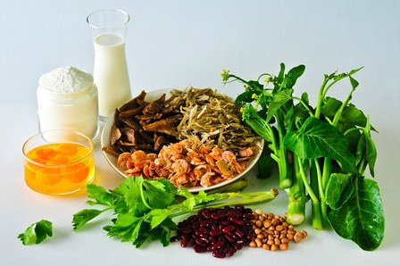 Além de vegetais, o cálcio também está presente em alimentos lácteos, como leite, iogurte natural e queijos