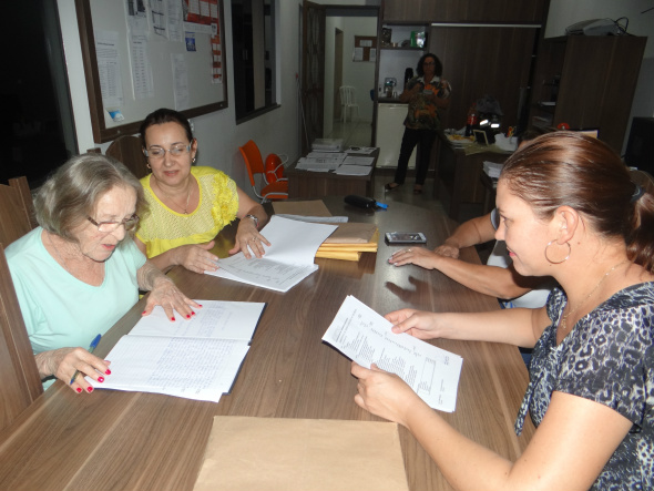 D/E - Professoras Viviane, Cássia e Regina, analisando a prestação de contas do Simted / Foto: Assessoria