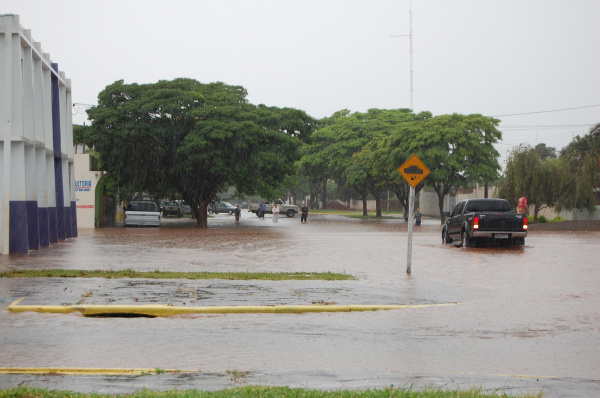 Verão começa com muita chuva em Amambai Foto da Rua Sete de Setembro.