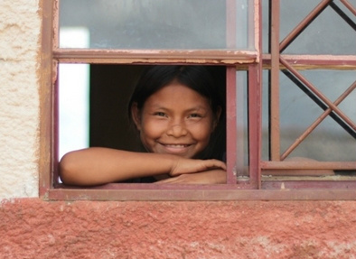 Aluna da Escola Itajeguaca, no Paraguai. O projeto Luzes para Aprender, da OEI (Organização dos Estados Ibero-americanos para a Educação, a Ciência e a Cultura), pretende levar luz elétrica para 66.707 escolas da América Latina Divulgação/Luces para Aprender