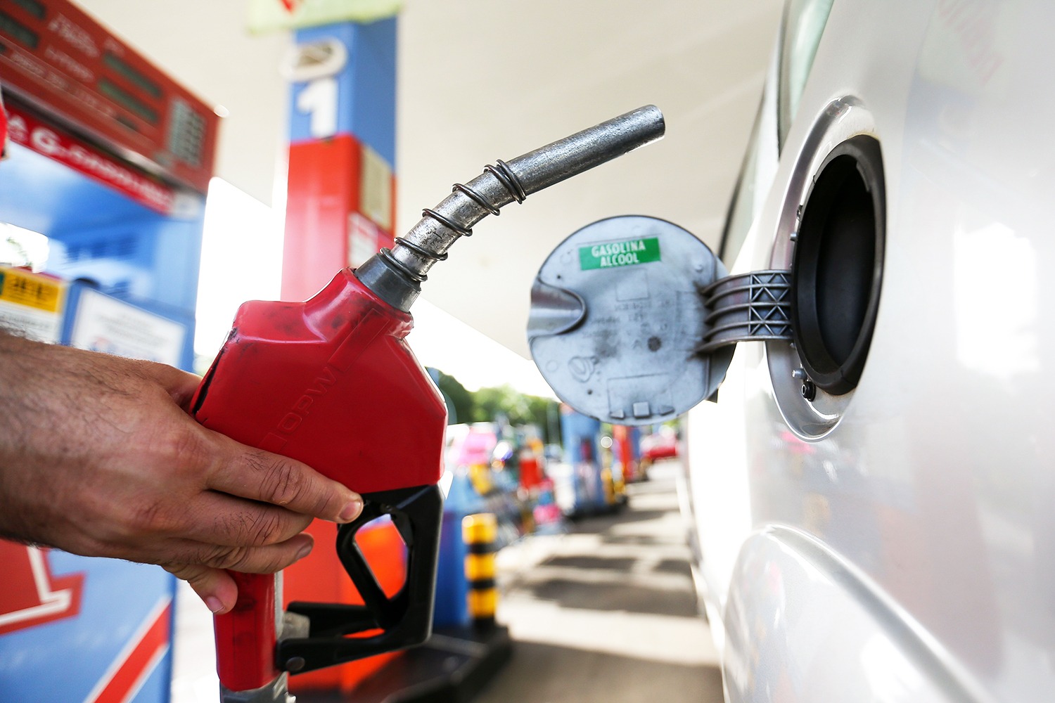 Petrobras anuncia que gasolina nas refinarias terá alta de 0,5% amanhã Petrobras anuncia que gasolina nas refinarias terá alta de 0,5% amanhã