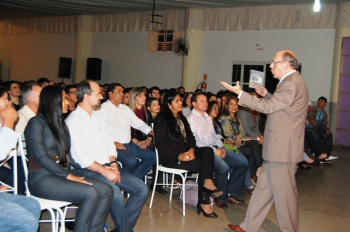 Palestra show com Renato Pereira ensina a viver e trabalhar bem humorado Palestra show com Renato Pereira ensina a viver e trabalhar bem humorado