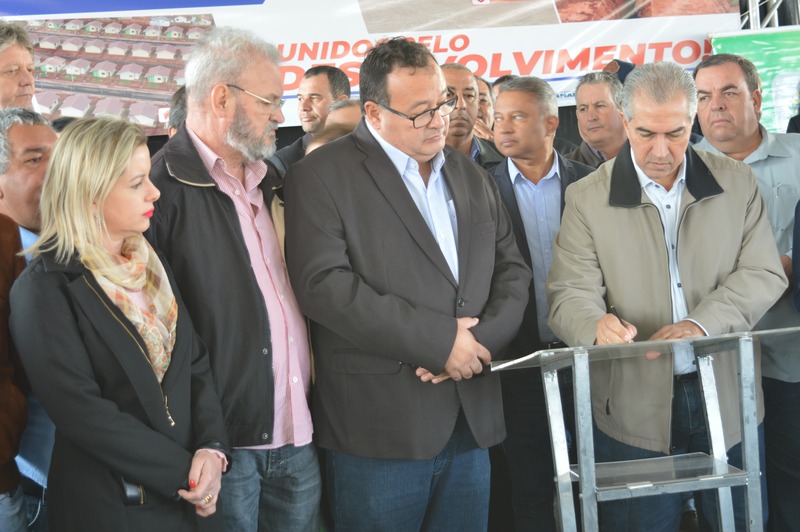 Azambuja, durante o ato, assinou ordens de serviço para início da construção das  bases de casas do projeto Lote Urbanizado / Foto: Moreira Produções