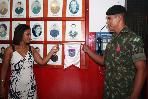 Regimento homenageia praça mais distinta do ano 2010 Soldado Medina, ao lado de sua mãe, no momento da inauguração do seu retrato na Galeria das Praças mais Distintas. Com essa inauguração, o Soldado Medina passou a fazer parte da História do 17º RC Mec.