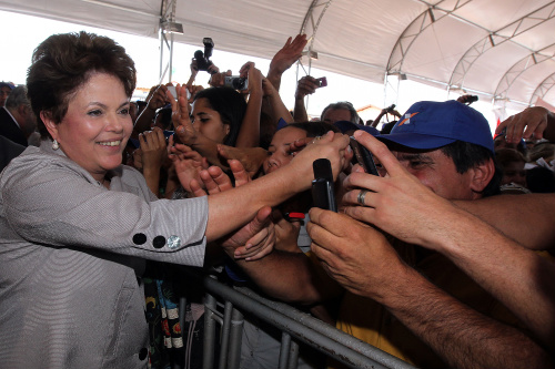 Dilma diz que Brasil está forte para enfrentar turbulências Dilma diz que Brasil está forte para enfrentar turbulências