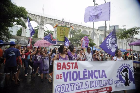Grupo faz passeata pelas ruas da Lapa em defesa dos direitos das mulheres e contra a violência