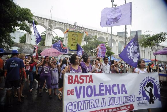 Nova Lei Maria da Penha: Temer veta concessão de medida protetiva pela polícia Grupo faz passeata pelas ruas da Lapa em defesa dos direitos das mulheres e contra a violência
