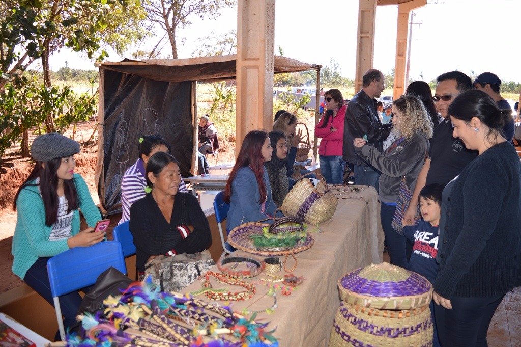 Comunidade indígena e não indígena prestigiou a Feira Tekoha Guapoy.(Foto: Moreira Produções / Amambai Notícias)