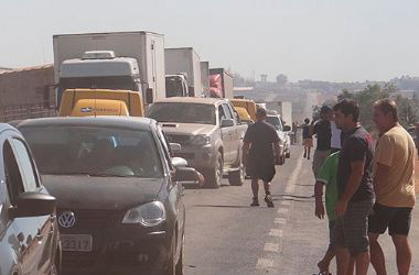 Protesto dos caminhoneiros também afeta estradas na Bahia e no Espírito Santo Protesto dos caminhoneiros também afeta estradas na Bahia e no Espírito Santo
