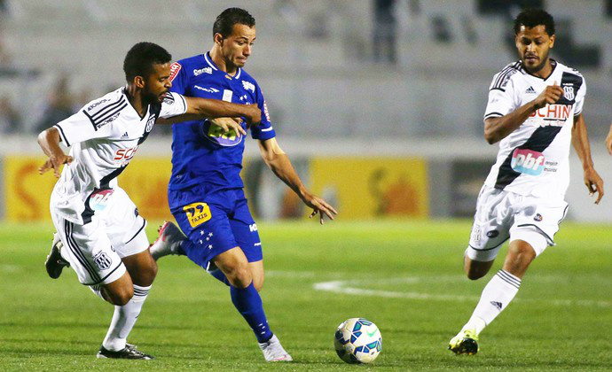 Sob olhar de Mano, Cruzeiro supera a Ponte em jogo marcado de polêmicas Cruzeiro se reabilita diante da Ponte e se afasta da zona de rebaixamento (Foto: Marcos Bezerra / Estadão Conteúdo )