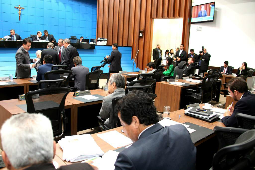 Ordem do Dia: Aprovados abono a servidores e benefícios à Defensoria e ao MPE Deputados aprovaram seis projetos durante a sessão desta quarta-feiraFoto: Divulgação