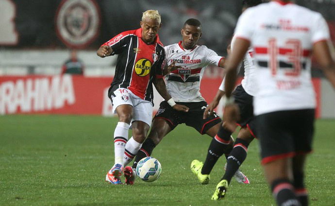 Marcelinho Paraíba disputa bola com Thiago Mendes no empate na Arena (Foto: Rubens Chiri/saopaulofc.net)