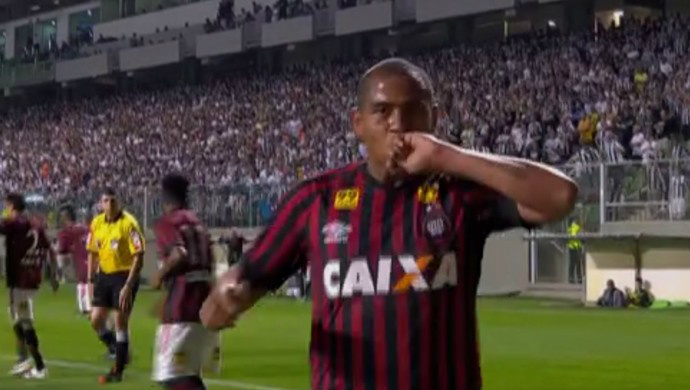 Furacão aproveita expulsão e pênalti duvidoso para bater Galo no Horto Walter comemora gol, de pênalti, na vitória do Atlético-PR sobre o Atlético-MG, no Independência (Foto: Reprodução)