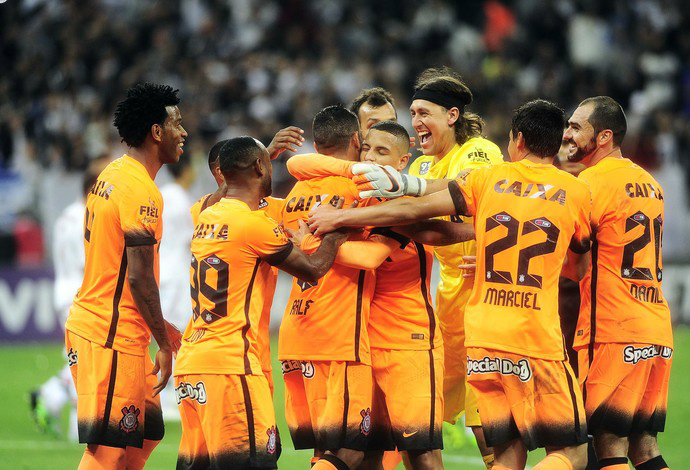 Jogadores do Corinthians comemoram o gol de Ralf, o segundo da vitória alvinegra (Foto: Marcos Ribolli)