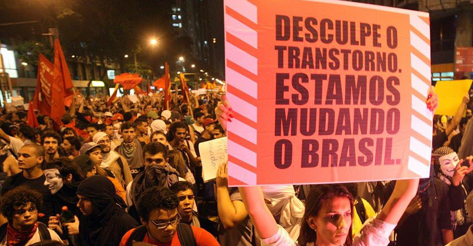 Grupos contrários ao governo voltam a ocupar calçada na Avenida Paulista Grupos contrários ao governo voltam a ocupar calçada na Avenida Paulista