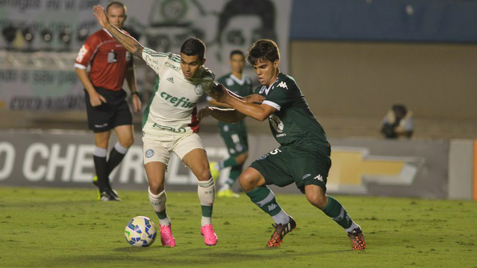 Com arbitragem polêmica, o Goiás vence, respira e tira Palmeiras do G-4 Rodrigo (à dir.) tenta roubar a bola de Dudu no Serra Dourada: Goiás vence por 1 a 0 (Foto: André Costa/Estadão Conteúdo)