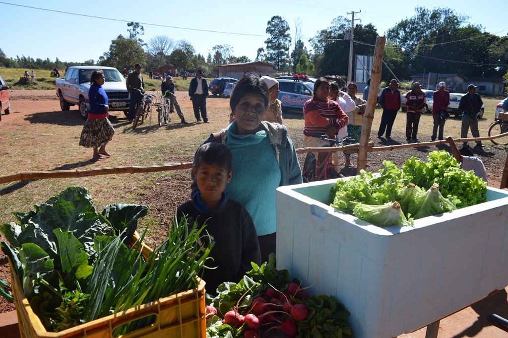 Verduras e legumes produzidos na aldeia  são comercializados na feira. (Foto: Moreira Produções / Amambai Notícias)
