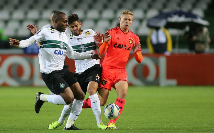 Coritiba e Sport falham na pontaria, e placar termina zerado em Curitiba Coritiba e Sport não saíram do 0 a 0 no Couto Pereira (Foto: Giuliano Gomes/ Agência PR PRESS)