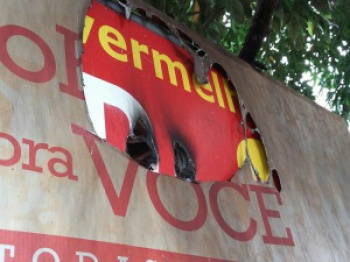 Placa da sede foi incendiada na madrugada dessa sexta-feira (18)  / Foto Divulgação PCdoB