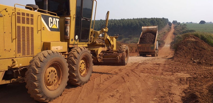 Com avanço do agronegócio, Amambai passa por transformações em suas estradas Estradas vicinais e pontes passam por manutenção / Fotos: Decom