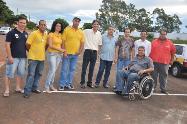 Pista de condutores para habilitação é inaugurada em Amambai Prefeito Dirceu Lanzarini, autoridades e diretores das autoescolas de Amambai que usarão o local para a prática de testes.