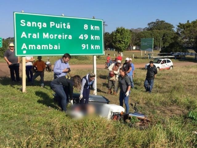 Policiais e peritos no local onde entregador de peças foi executado nesta tarde (Foto: Porã News)