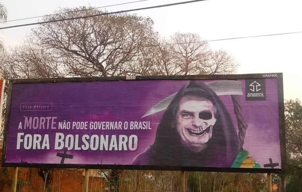 Placas associando Jair Bolsonaro a mortes por Covid-19 no Brasil são derrubadas Placas que associavam presidente a mortes por Covid-19 no Brasil foram derrubadas em Corumbá (MS) — Foto: SINASEFE/Divulgação
