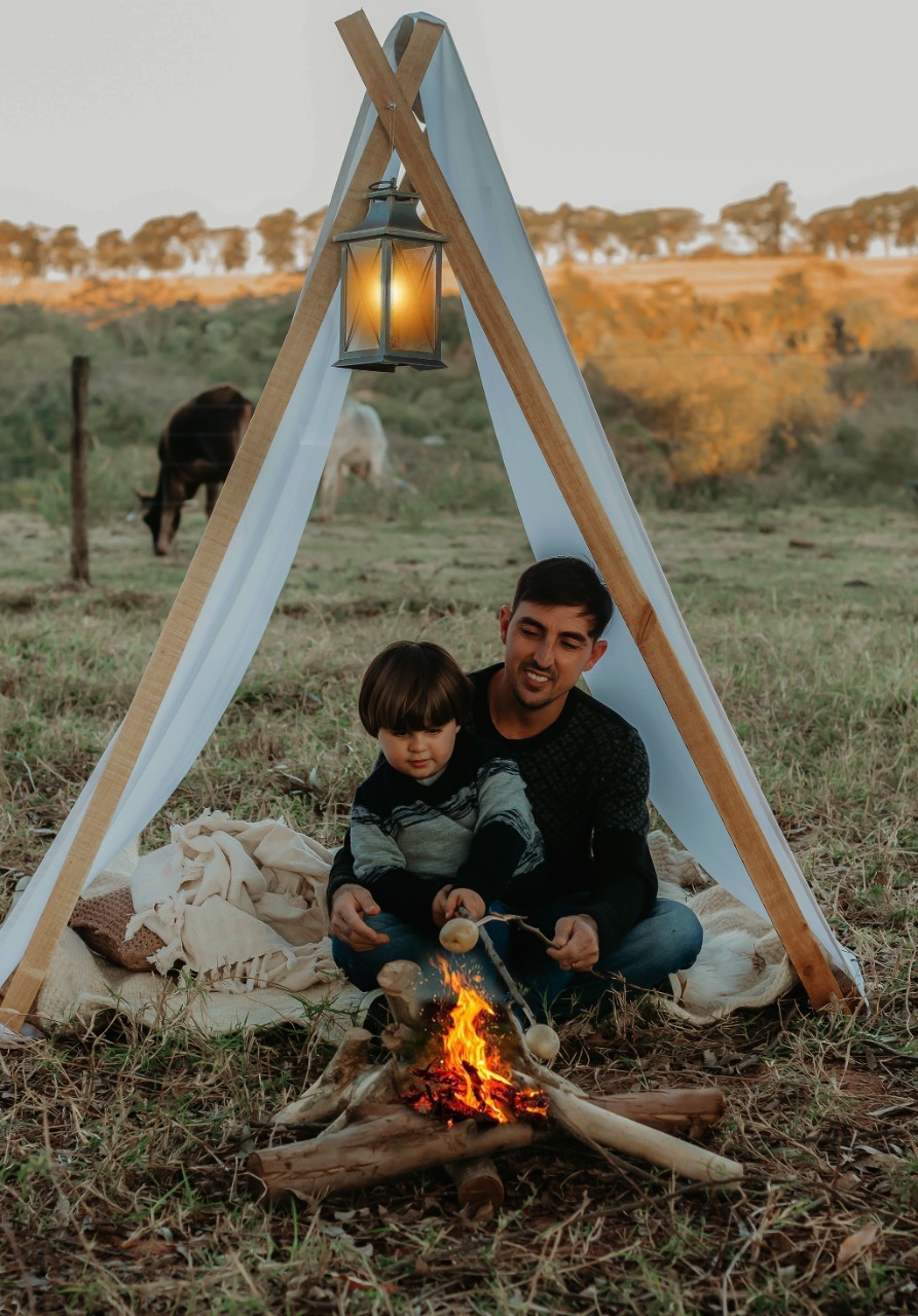 Dia dos Pais: Conheça as origens desta data especial O pai Jocenir Ambrósio Silvestre e seu filho João Miguel. Jocenir é policial na 3ª CIPM. O registro foi feito pela Retielij Silveira Fotografia, esposa de Jocenir e mãe do João Miguel.