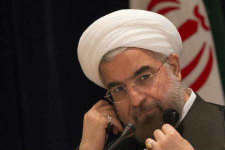 O presidente iraniano Hassan Rouhani ouve perguntas de jornalistas durante uma coletiva de imprensa em Nova York.