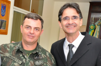 Coronel Ungaretti e o prefeito Dirceu Lanzarini: ações sociais serão desenvolvidas em várias vilas de Amambai