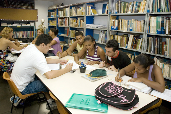 Jovens e adultos, desde as classes de alfabetização até o terceiro ano do ensino médio, receberão livros didáticos para o período 2013-2014