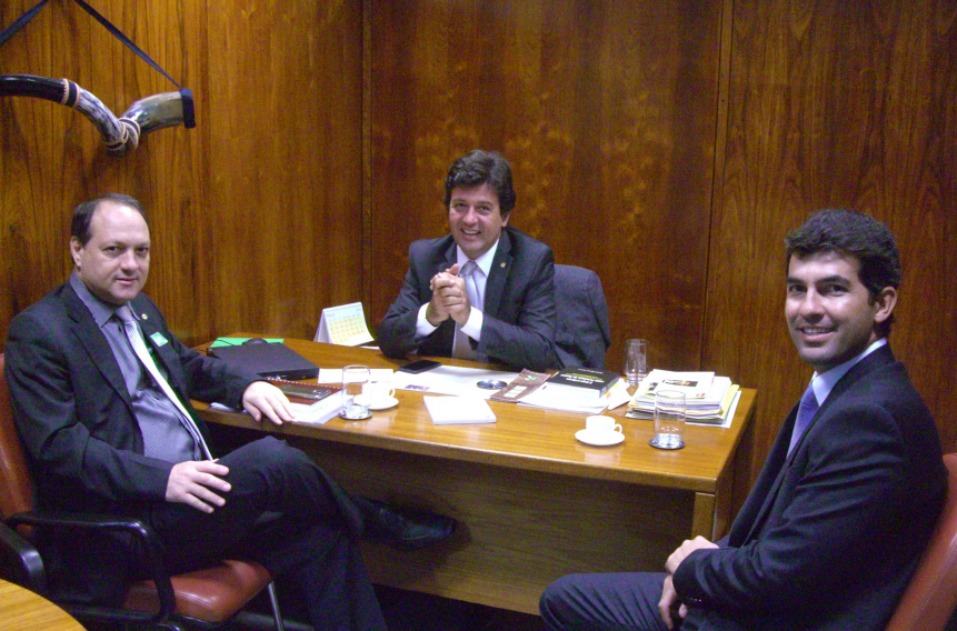 Na foto, o prefeito de Rio Brilhante, Deputado Mandetta e o presidente do PSDB de Amambai / Foto: Assessoria