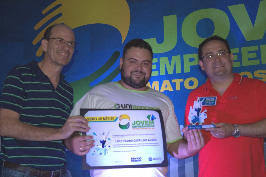 Projeto realiza palestra e homenageia jovens empreendedores de Amambai Luiz Pedro Castilho Alves, do ramo farmaceutico, foi um dos homenageados com o Troféu Jovem Emprrendedor. A comenda foi entregue pelo deputado Marcio Monteiro e pelo ex-prefeito Sérgio Barbosa / Foto: Moreira Produções