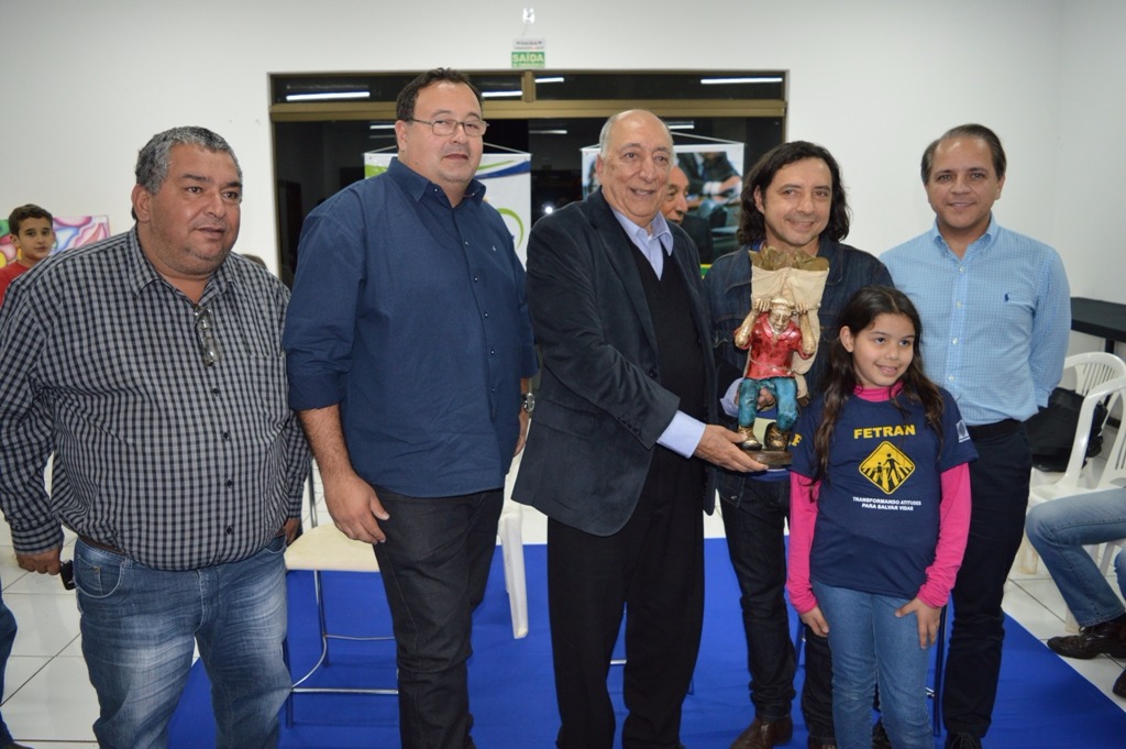 Senador Pedro Chaves visitou Amambai na sexta-feira (4) O senador Pedro Chaves foi presenteado com a escultura