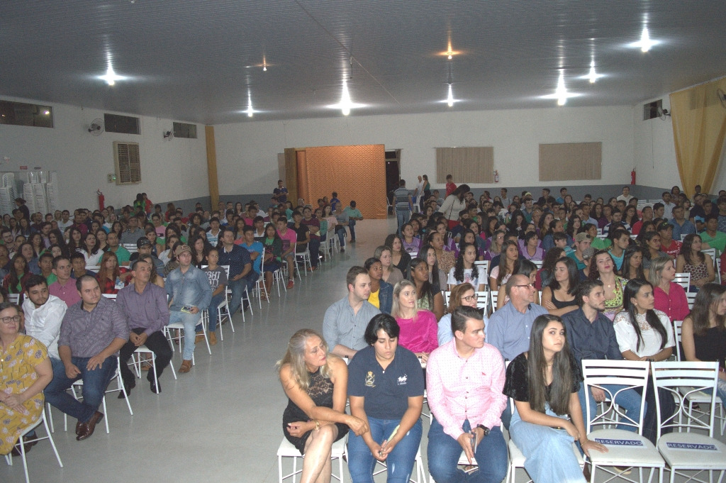 Projeto realiza palestra e homenageia jovens empreendedores de Amambai Cerca de 700 pessoas estiveram presentes / Foto: Moreira Produções