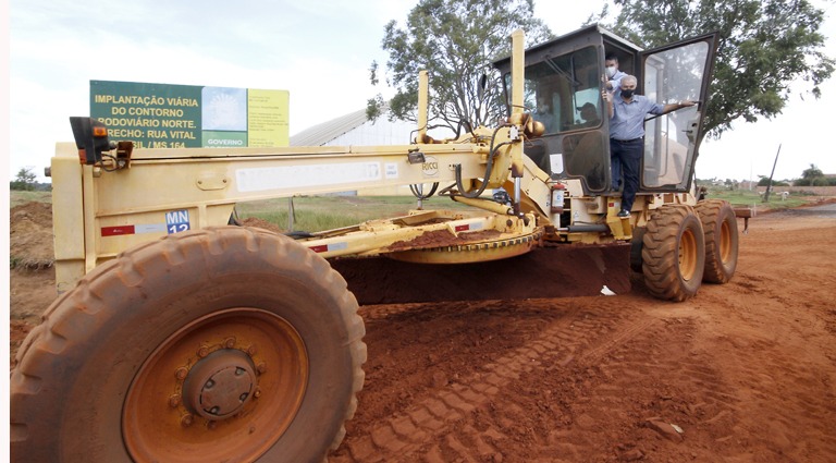 Superávit do Fundersul reforça pacote de obras de infraestrutura no Estado Governador Reinaldo Azambuja e secretário Eduardo Riedel vistoriam obra de pavimentação (foto: Edemir Rodrigues)