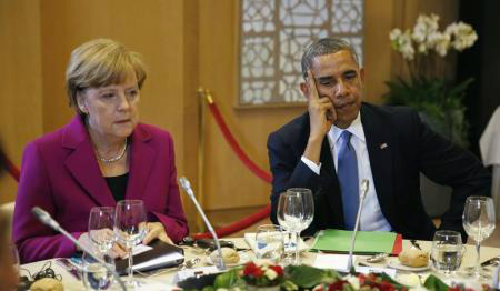 A chanceler alemã, Angela Merkel, e o presidente dos Estados Unidos, Barack Obama, participam de um jantar de trabalho do G7 em Bruxelas, na Bélgica, nesta quarta-feira. 04/06/2014 