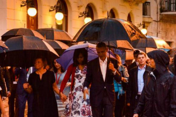 Mesmo com chuva, cubanos vão às ruas saudar Obama, durante visita a Havana Velha O presidente norte-americano, Barack Obama, e sua família passeiam por Havana / Foto: Marcelino Vasquez Hernandez