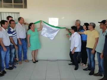 Mário Valério inaugura obra e anuncia asfalto em Caarapó Prefeito durante ato de inauguração