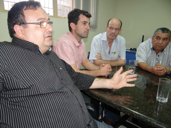 PSDB de Amambai anuncia Dr. Bandeira como pré-candidato a prefeito E/D - Dr. Bandeira, Christiano Bortolotto, Sérgio Barbosa e Valter Brito / Foto: Moreira Produções