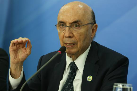 Ministro da Fazenda descarta aumento de impostos para 2016 Meirelles negou aumento de impostos para 2016 e disse que prioridade nacional é controlar a queda da economia, estabilizar, voltar a crescer, investir e criar empregosValter Campanato/Agência Brasil