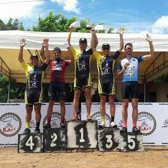 No Dia do Ciclista, presidente da ACA fala um pouco do esporte em Amambai No topo do pódio, o atleta de Sete Quedas patrocinado pelo União Esporte Clube e que figura nos destaques do ciclismo estadual / Foto: Divulgação
