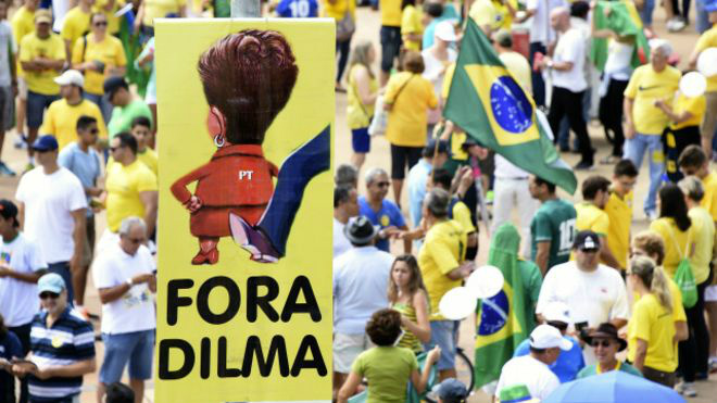 Cartaz em manifestação contra governo deste domingo