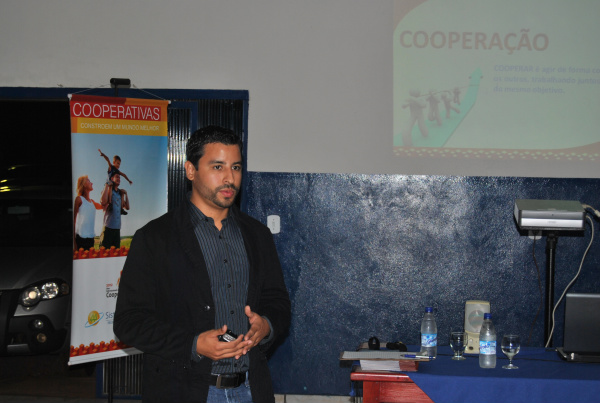 Cooperativismo é tema de palestra no Rotary Club de Amambai Palestrante Fabrício Soares Rodrigues, assessor técnico do Sistema OCB (Organização das Cooperativas do Brasil), seção de Mato Grosso do Sul. Foto: Moreira Produções.