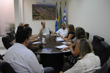 Simted de Amambai apresenta reivindicações ao prefeito Diretoria do Simted durante reunião com o executivo municipal / Foto: Moreira Produções