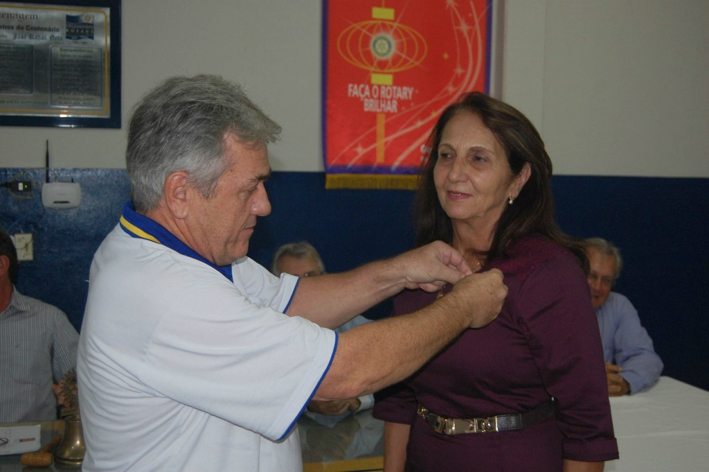 Rotary de Amambai empossa novos associados Zélia recebeu o distintivo rotário do seu padrinho em Rotary, Jandir Guerra.
