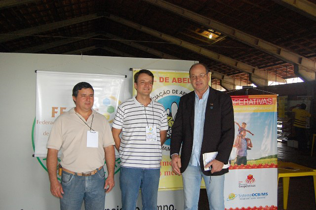 O presidente da Cooperbai, Luiz Carlos junto com os presidentes da Feams, Gustavo Nadeu Bijos e da Confederação Brasileira de Apicultura, José Cunha. Foto: Moreira Produções.
